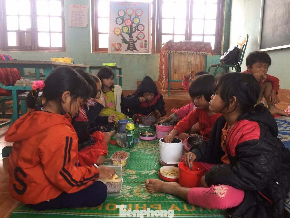 Nhiều học sinh miền núi Quảng Ngãi vẫn còn gặp rất nhiều khó khăn.