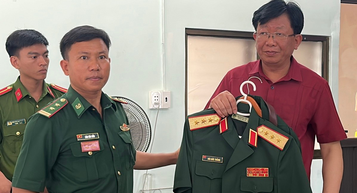 Đối tượng Bùi Đức Thăng (bìa phải). Ảnh: VT