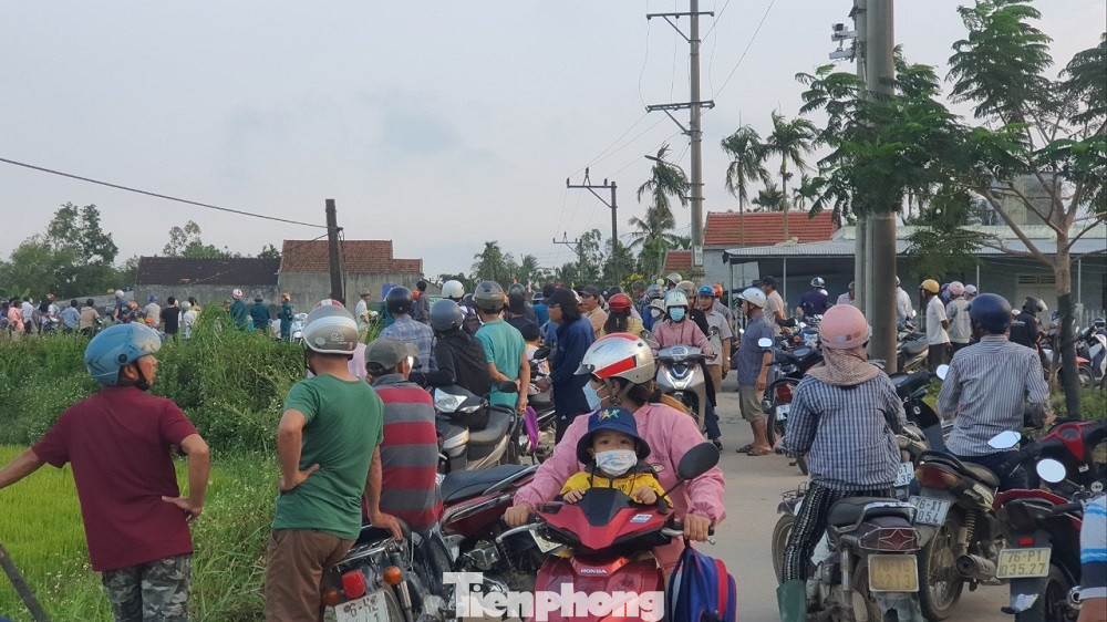 Nhiều người dân tham gia cứu hộ cùng lực lượng chức năng. Nhiều người dân tham gia cứu hộ cùng lực lượng chức năng.