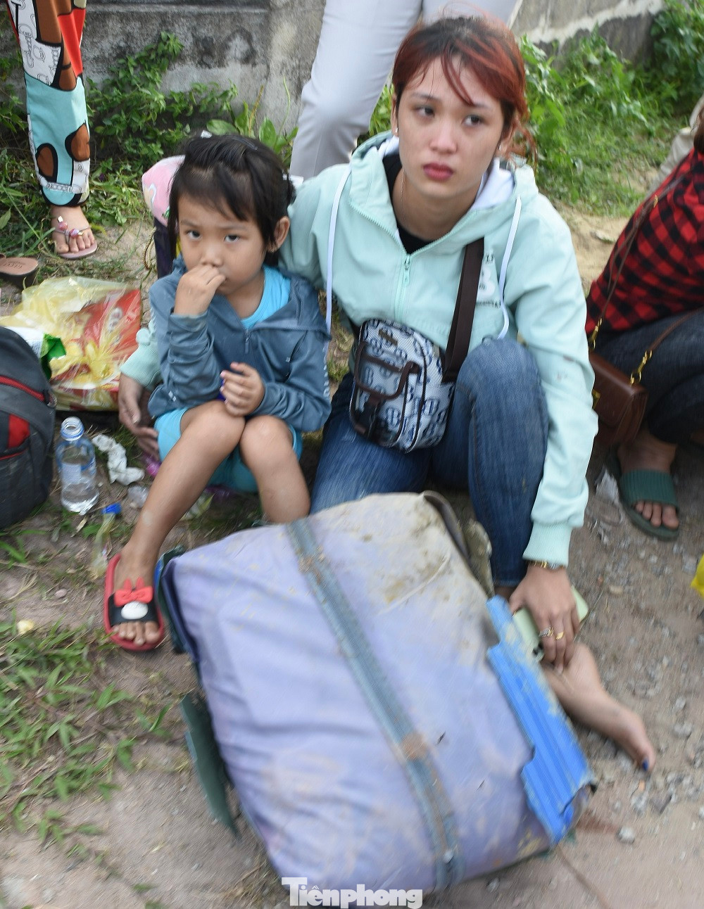 Hai mẹ con chị Hoàng Thị Minh Tâm và Hoàng Đình Bảo Nhi (trú tỉnh Quảng Bình) ngồi thất thần bên vệ đường sau khi thoát chết trong gang tấc. Hai mẹ con chị Hoàng Thị Minh Tâm và Hoàng Đình Bảo Nhi (trú tỉnh Quảng Bình) ngồi thất thần bên vệ đường sau khi thoát chết trong gang tấc.