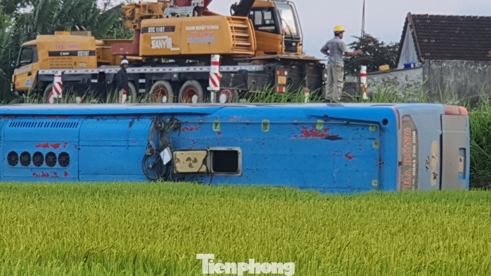 Hiện trường vụ tai nạn làm tài xế tử vong, nhiều hành khách bị thương. Hiện trường vụ tai nạn làm tài xế tử vong, nhiều hành khách bị thương.