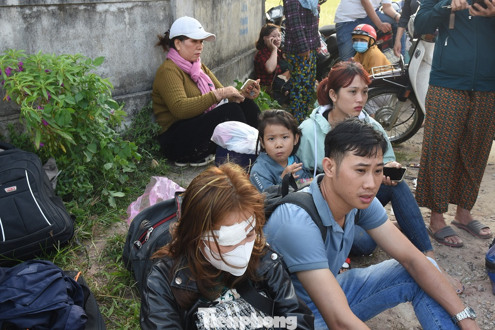 Nhiều người đi trên xe khách vẫn chưa hết bàng hoàng. Nhiều người đi trên xe khách vẫn chưa hết bàng hoàng.