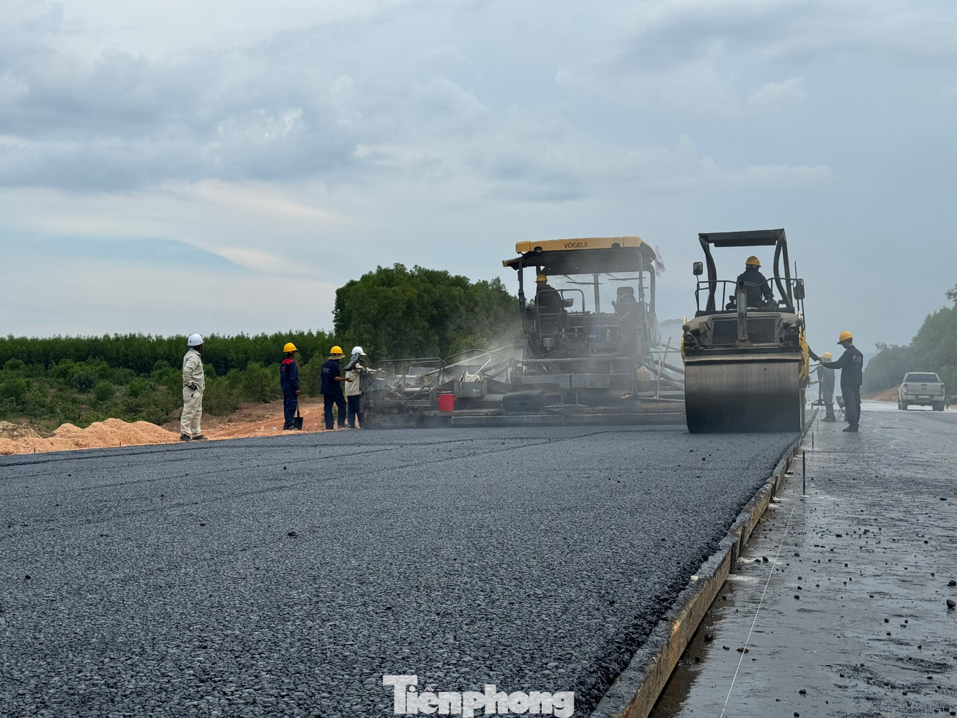 Trước khi thảm chính thức, nhà thầu đã triển khai việc thảm thử vào ngày 23/8. Sau thời gian kiểm tra, đánh giá, xác định chất lượng bê tông nhựa, biện pháp thi công đã đảm bảo nên nhà thầu cho thi công đại trà.