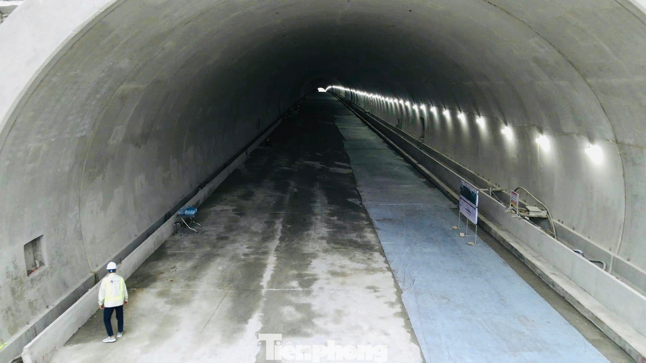 Trên tuyến có 3 hầm xuyên núi, đến nay, hầm 1, hầm 2 đã đào thông cả 2 nhánh và cơ bản hoàn thiện phần xây dựng bao gồm: bê tông vỏ hầm, móng đường và đường bảo dưỡng hai bên đủ điều kiện để triển khai các hạng mục hoàn thiện như mặt đường và thiết bị cơ điện M&E.