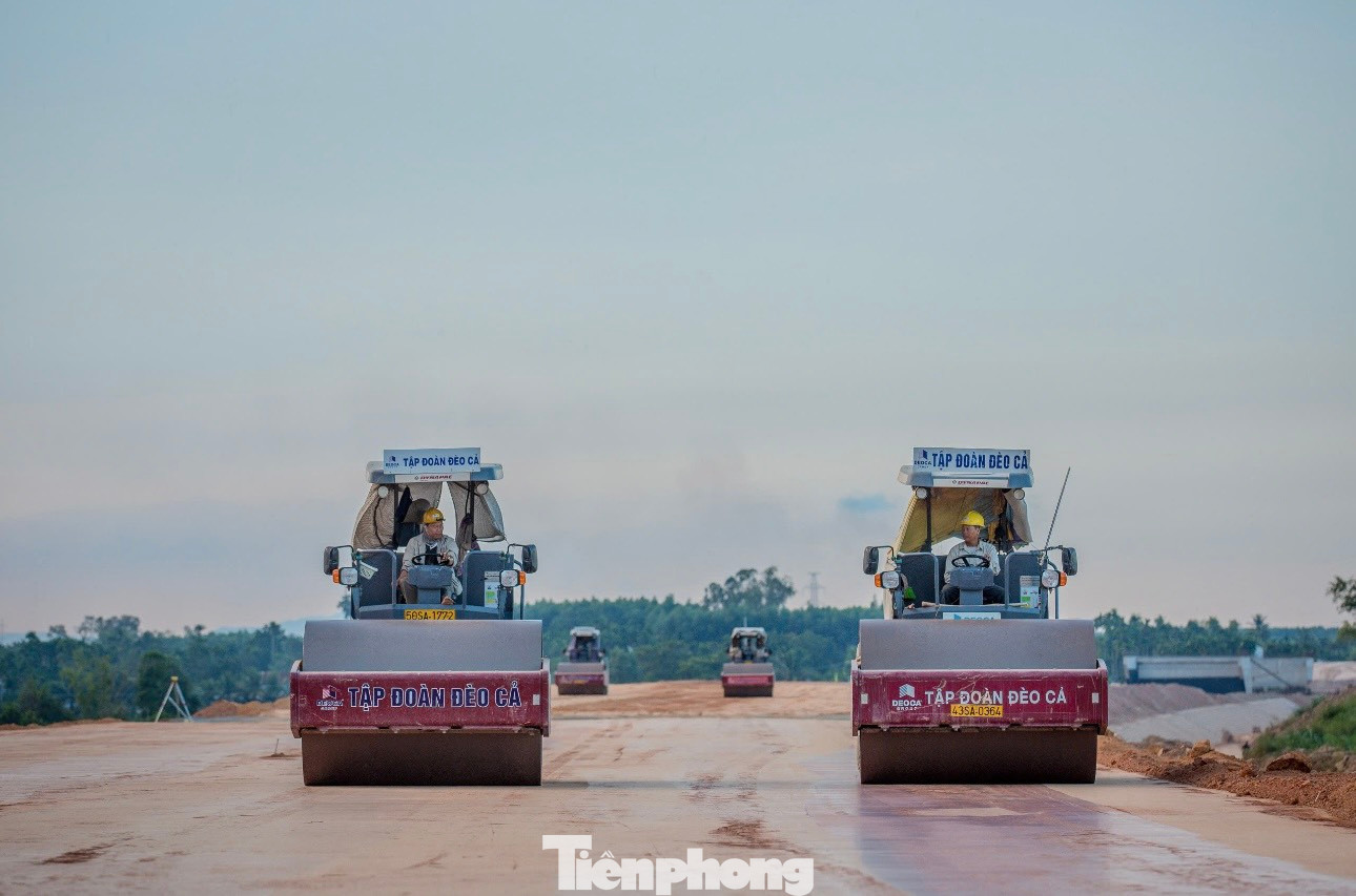 Dự án có chiều dài 88 km, tổng mức đầu tư hơn 20.400 tỷ đồng. Trong đó đoạn qua địa phận tỉnh Quảng Ngãi dài 60,3 km, qua tỉnh Bình Định dài 27,7 km. Giai đoạn 1, cao tốc Quảng Ngãi - Hoài Nhơn có quy mô 4 làn xe, vận tốc 80 km/h. Dự án do Ban Quản lý dự án 2, Bộ Giao thông vận tải làm chủ đầu tư. Theo kế hoạch, dự án phải hoàn thành toàn tuyến vào quý III năm 2026.