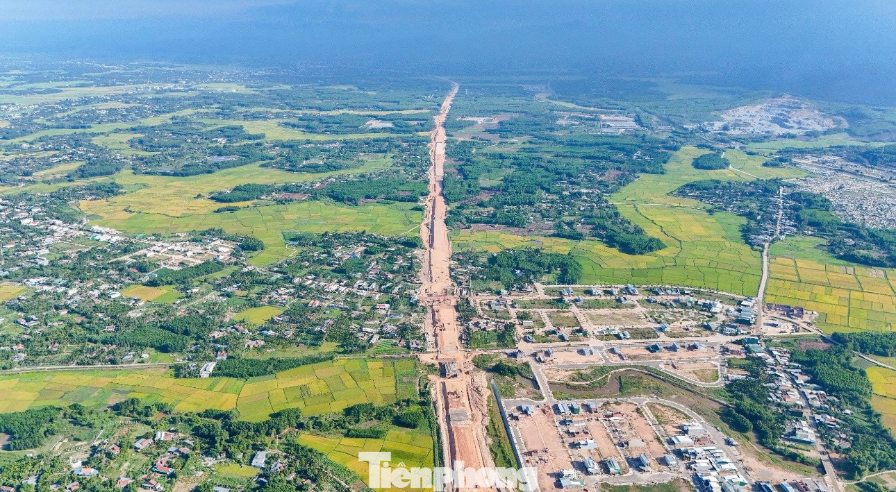 Dự án cao tốc Quảng Ngãi - Hoài Nhơn (thuộc Dự án xây dựng công trình đường bộ cao tốc Bắc Nam phía đông giai đoạn 2021-2025) là dự án có quy mô lớn nhất trong 12 dự án thành phần thuộc Dự án cao tốc Bắc Nam.