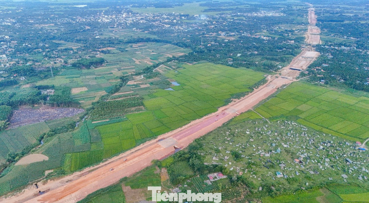 Dự án cao tốc Quảng Ngãi - Hoài Nhơn (thuộc Dự án xây dựng công trình đường bộ cao tốc Bắc Nam phía đông giai đoạn 2021-2025) là dự án có quy mô lớn nhất trong 12 dự án thành phần thuộc Dự án cao tốc Bắc Nam.