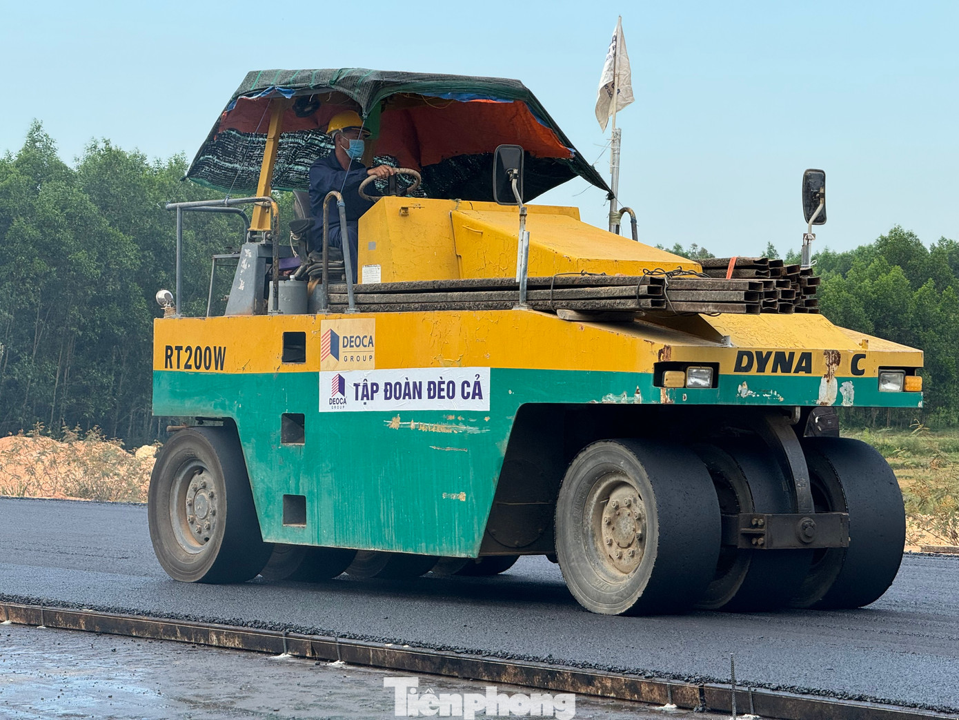 Lãnh đạo Tập đoàn Đèo Cả cho biết, việc tổ chức thảm bê tông nhựa trên cao tốc Quảng Ngãi - Hoài Nhơn là bước chạy đà quan trọng trong việc hoàn thành dự án, rút ngắn về thời gian, tiến độ đưa công trình về đích trong năm 2025 theo đúng chỉ đạo của Thủ tướng Chính phủ và Bộ Giao thông vận tải.