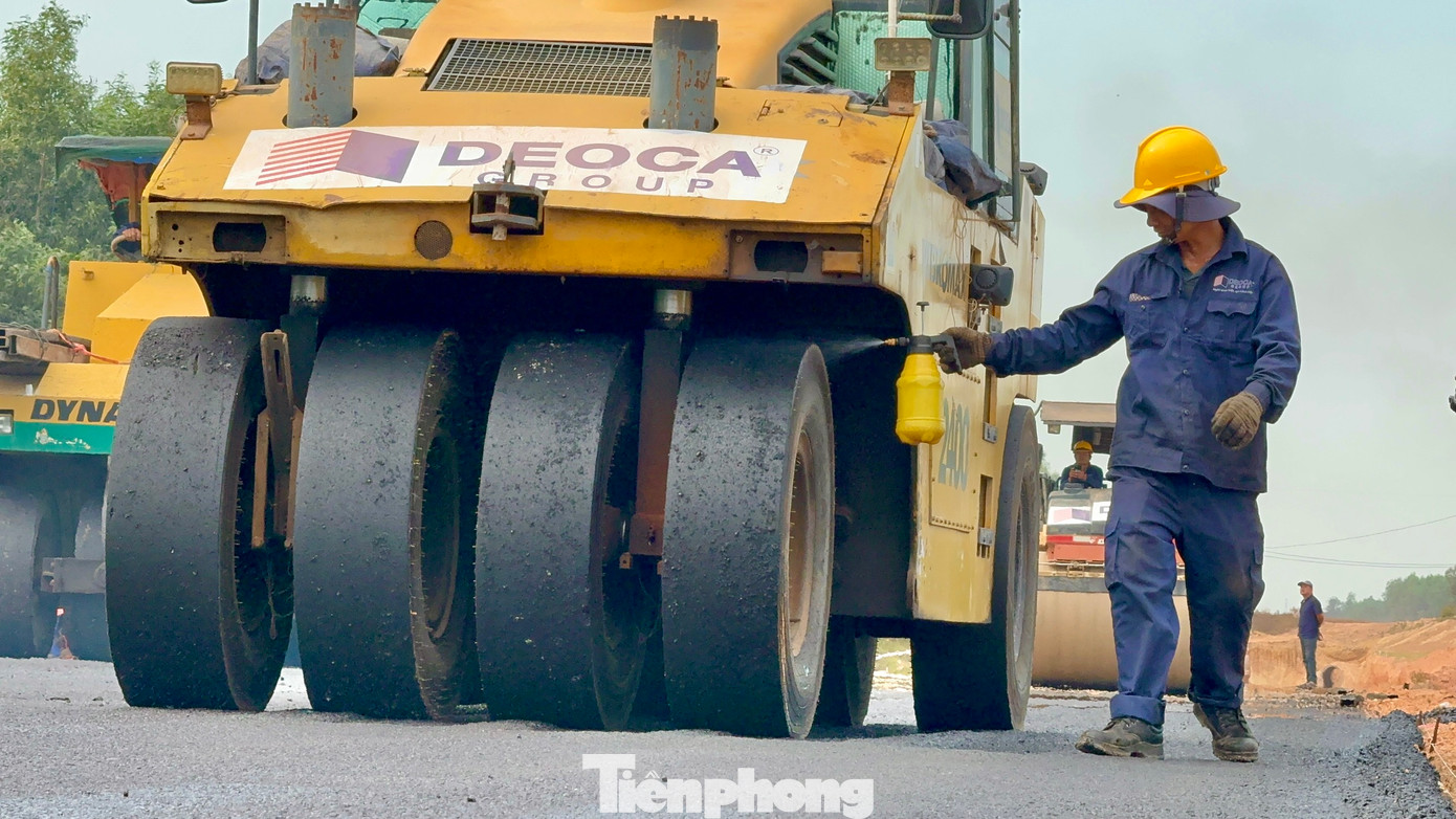 “Trong đợt này, nhà thầu sẽ hoàn thành thảm 1km đã được lên lớp cấp phối đá dăm gia cố xi măng, phấn đấu đến hết năm 2025 sẽ thảm từ 5-7km nếu thời tiết thuận lợi”, lãnh đạo Tập đoàn Đèo Cả nói thêm.