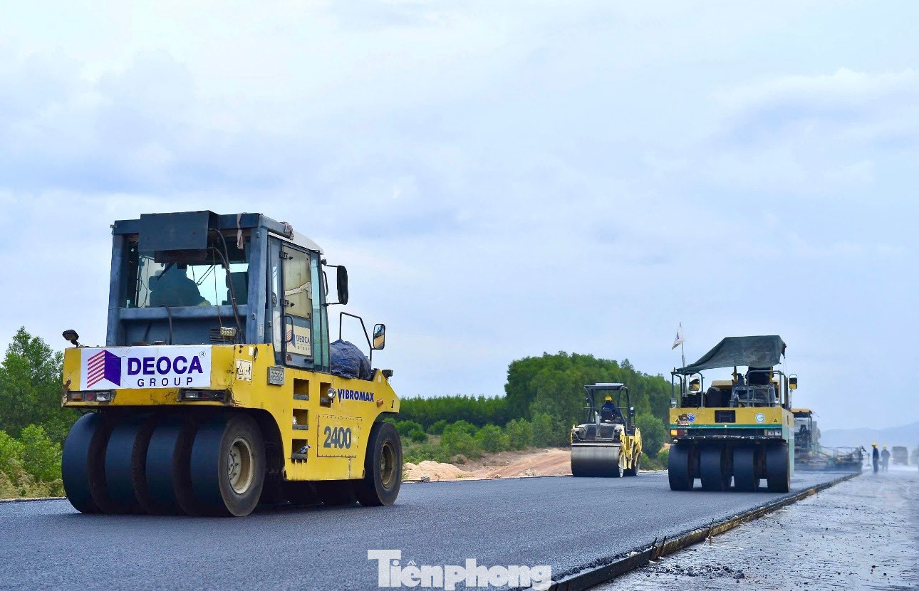 Theo ghi nhận của PV, nhà thầu thi công đã huy động 3 giàn thảm bê tông nhựa với mỗi giàn gồm 1 máy rải, 4 máy lu, 30 xe ô tô vận chuyển bê tông nhựa cùng hàng chục kỹ sư, công nhân.