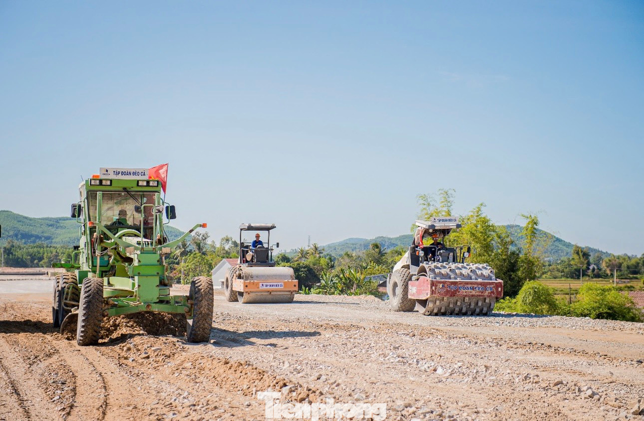 Hiện trên toàn tuyến đang được Tập đoàn Đèo Cả triển khai 50 mũi thi công, huy với hơn 4.000 nhân sự, hơn 1.750 máy móc thiết bị trên công trường. Cả 3 gói thầu (XL1, XL2, XL3) đều tổ chức thi công 3 ca, riêng các hạng mục hầm nhà thầu thực hiện thi công liên tục 24/24.