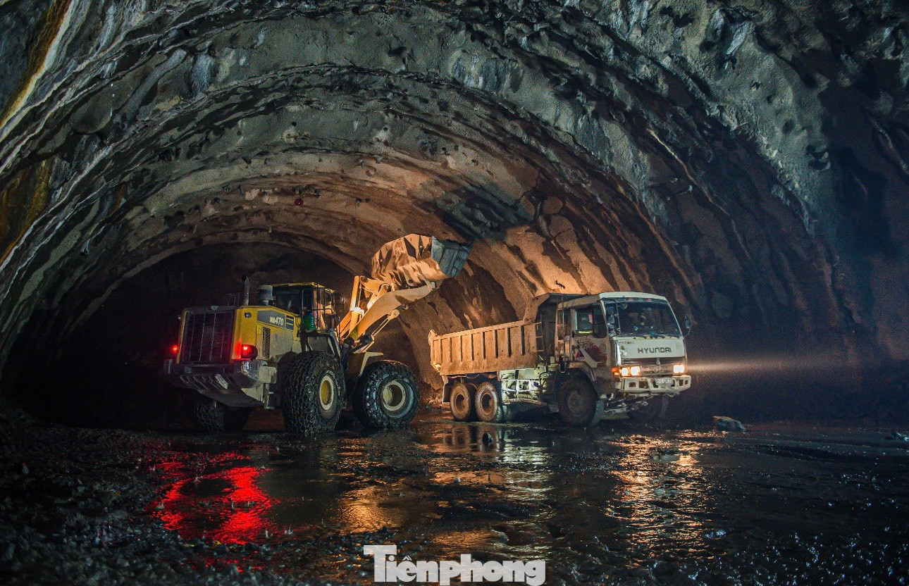 Riêng hầm số 3, chiều dài đã đào đồng thời cả hai ống hầm nhánh trái và nhánh phải với tổng chiều dài khoảng 3.000/ 6.400 mét. Khối lượng đắp nền đường tuyến chính đạt 8,4 triệu m3 trên tổng số hơn 10 triệu m3.