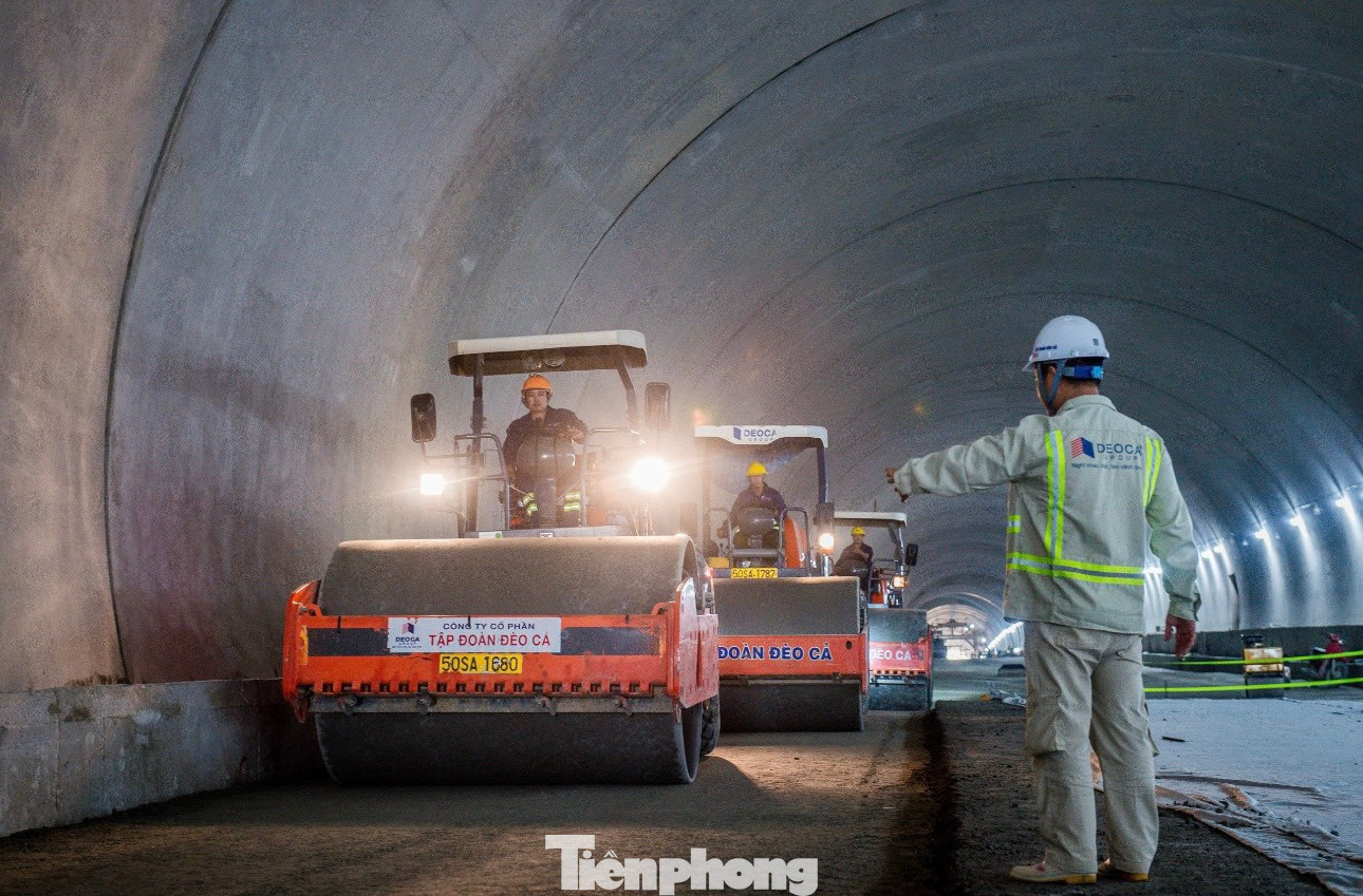 Trên tuyến có 3 hầm xuyên núi, đến nay, hầm 1, hầm 2 đã đào thông cả 2 nhánh và cơ bản hoàn thiện phần xây dựng bao gồm: bê tông vỏ hầm, móng đường và đường bảo dưỡng hai bên đủ điều kiện để triển khai các hạng mục hoàn thiện như mặt đường và thiết bị cơ điện M&E.