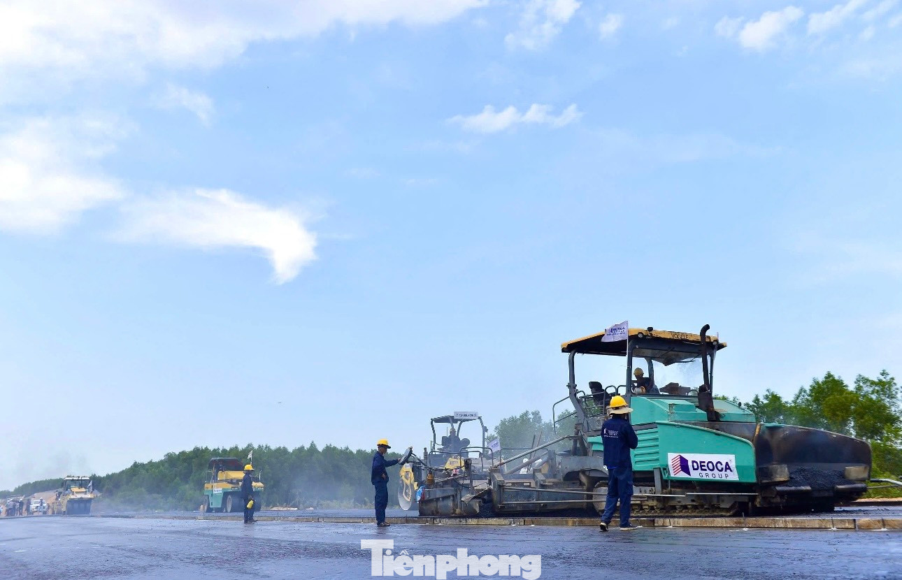 Chiều 26/8, tại gói thầu XL1 (thuộc địa bàn xã Hành Thuận, huyện Nghĩa Hành, tỉnh Quảng Ngãi), Tập đoàn Đèo Cả chính thức thi công thảm lớp bê tông nhựa đầu tiên tại dự án cao tốc Quảng Ngãi - Hoài Nhơn.