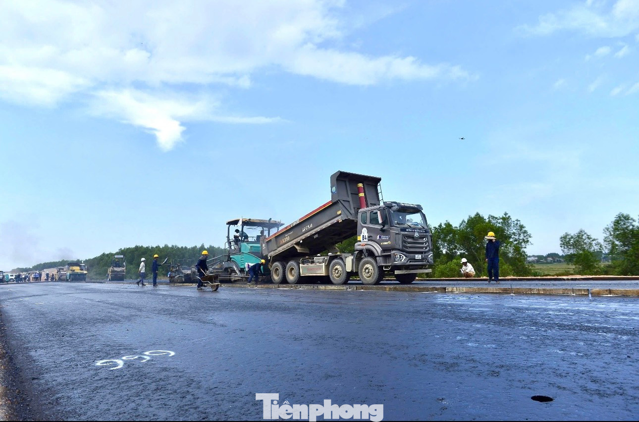 Chiều 26/8, tại gói thầu XL1 (thuộc địa bàn xã Hành Thuận, huyện Nghĩa Hành, tỉnh Quảng Ngãi), Tập đoàn Đèo Cả chính thức thi công thảm lớp bê tông nhựa đầu tiên tại dự án cao tốc Quảng Ngãi - Hoài Nhơn.