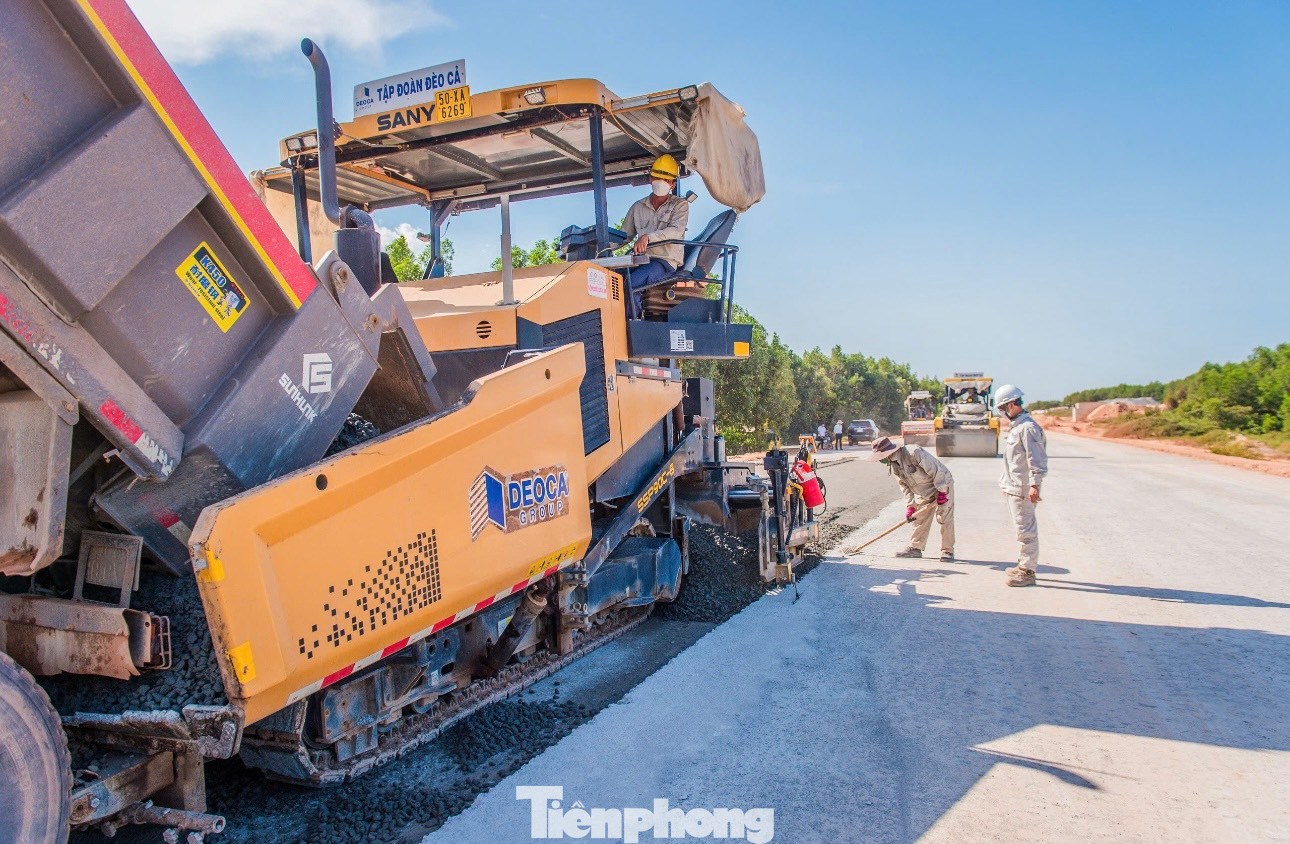 Hiện trên toàn tuyến đang được Tập đoàn Đèo Cả triển khai 50 mũi thi công, huy với hơn 4.000 nhân sự, hơn 1.750 máy móc thiết bị trên công trường. Cả 3 gói thầu (XL1, XL2, XL3) đều tổ chức thi công 3 ca, riêng các hạng mục hầm nhà thầu thực hiện thi công liên tục 24/24.