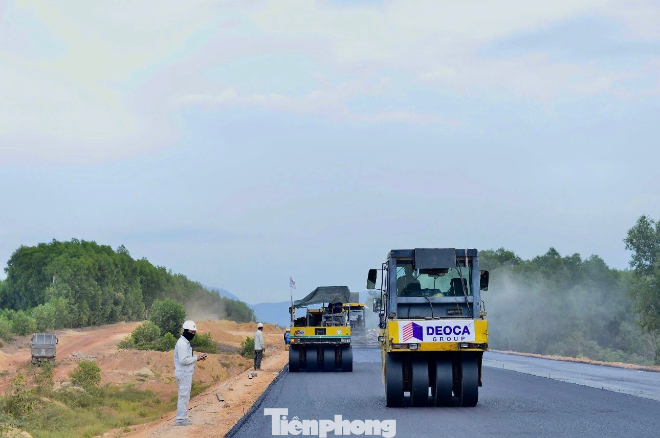 Theo ghi nhận của PV, nhà thầu thi công đã huy động 3 giàn thảm bê tông nhựa với mỗi giàn gồm 1 máy rải, 4 máy lu, 30 xe ô tô vận chuyển bê tông nhựa cùng hàng chục kỹ sư, công nhân.