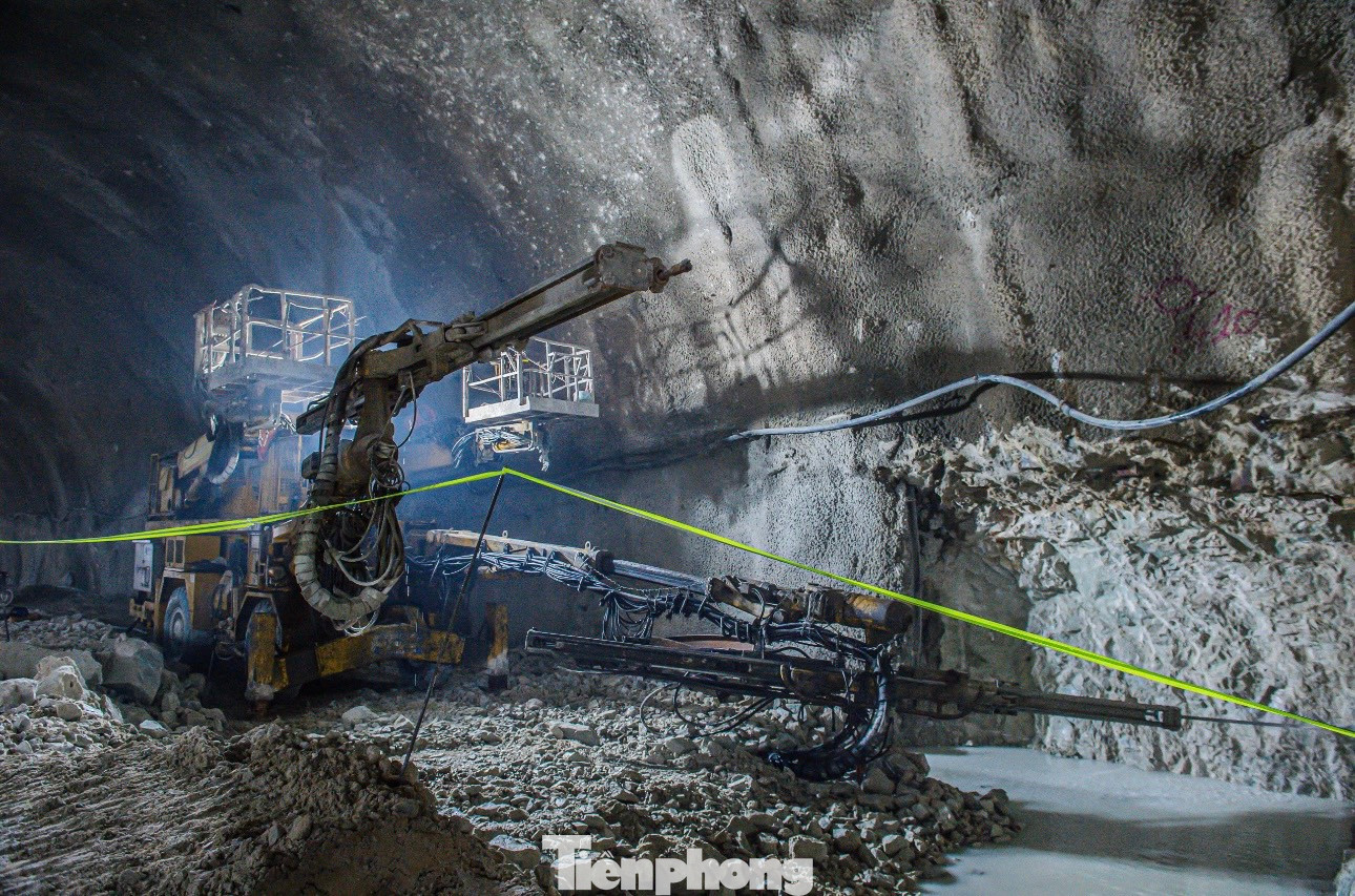 Riêng hầm số 3, chiều dài đã đào đồng thời cả hai ống hầm nhánh trái và nhánh phải với tổng chiều dài khoảng 3.000/ 6.400 mét. Khối lượng đắp nền đường tuyến chính đạt 8,4 triệu m3 trên tổng số hơn 10 triệu m3.