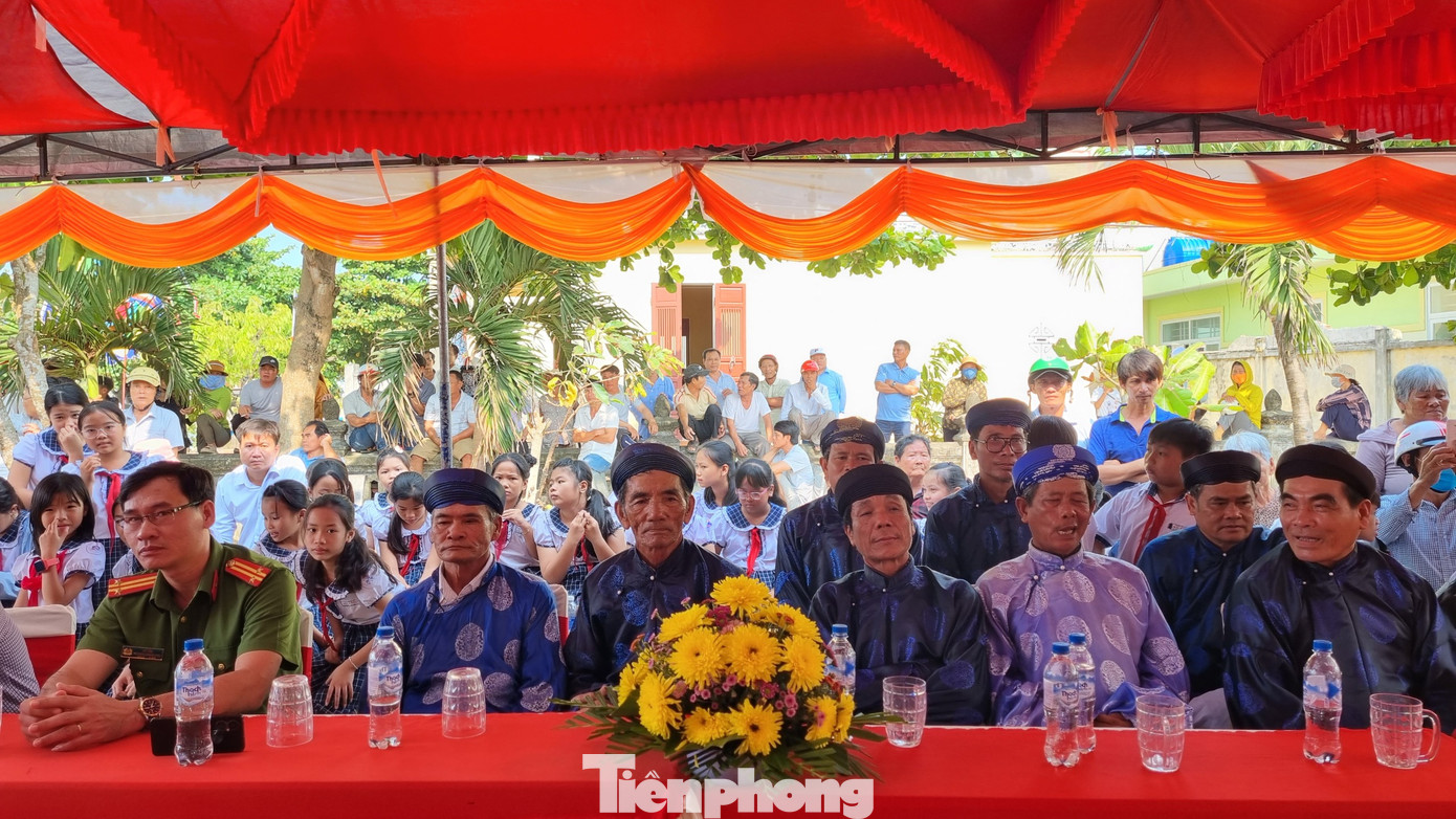 Các đại biểu dự lễ. Ảnh: Nguyễn Ngọc.