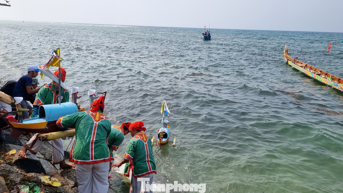 Nghi thức rước và thả thuyền câu ra biển.