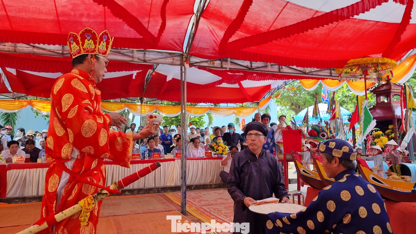 Các thành viên Ban Khánh tiết Đình làng An Vĩnh thực hiện các nghi thức của lễ khao lề. Ảnh: Nguyễn Ngọc.