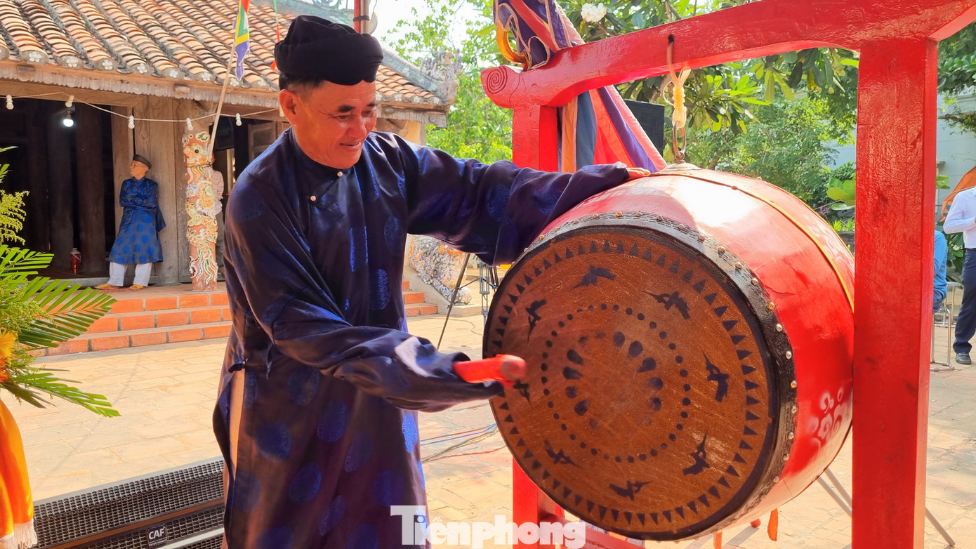 Hồi trống báo hiệu bắt đầu nhập lễ khao lề. Ảnh: Nguyễn Ngọc.