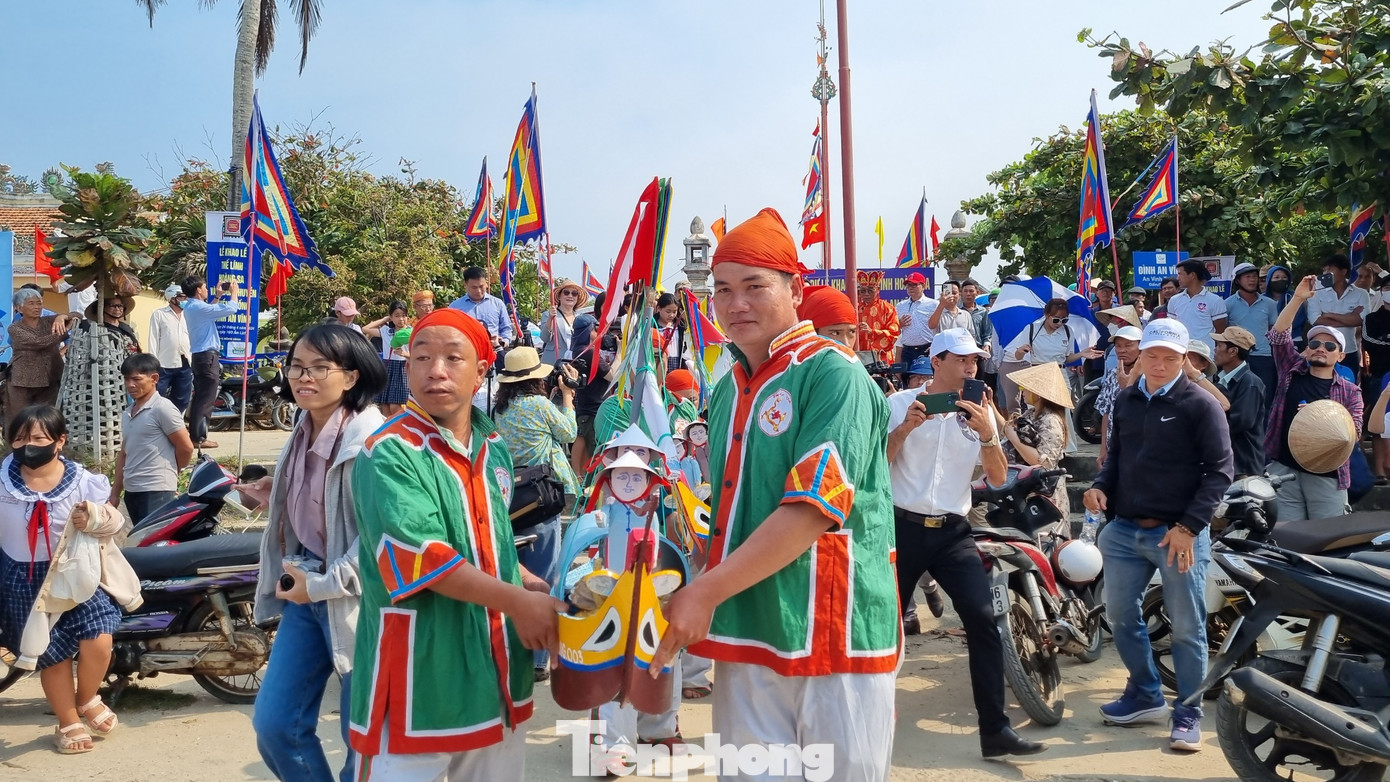 Nghi thức rước và thả thuyền câu ra biển.