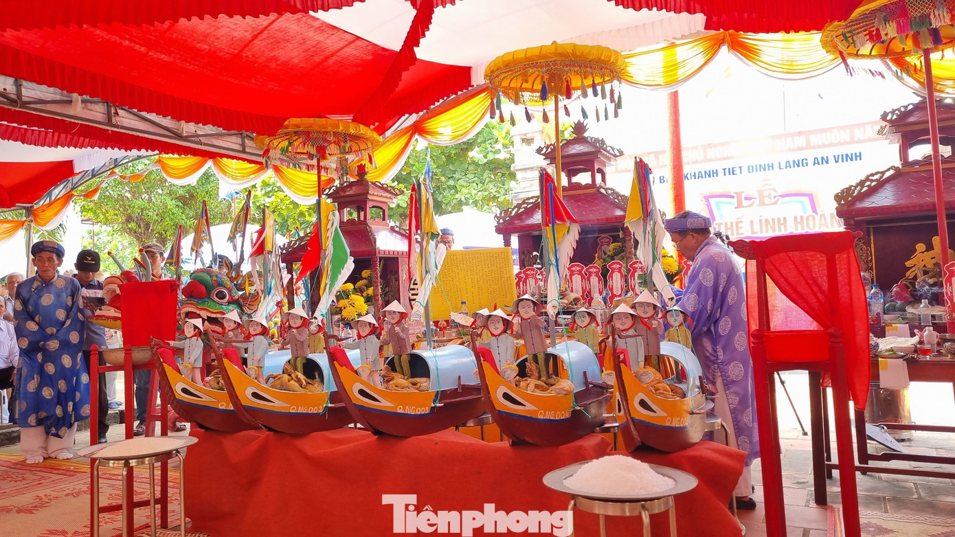 Mâm cúng với đầy đủ lễ vật được chuẩn bị chu đáo cho Lễ khao lề thế lính Hoàng Sa. Ảnh: Nguyễn Ngọc.