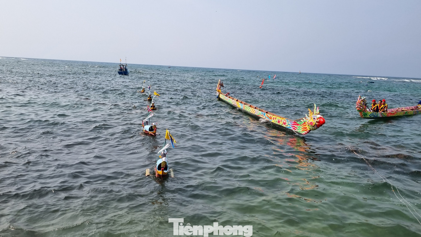 Nghi thức rước và thả thuyền câu ra biển.