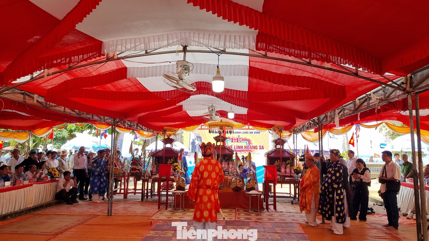 Các thành viên Ban Khánh tiết Đình làng An Vĩnh thực hiện các nghi thức của lễ khao lề. Ảnh: Nguyễn Ngọc.