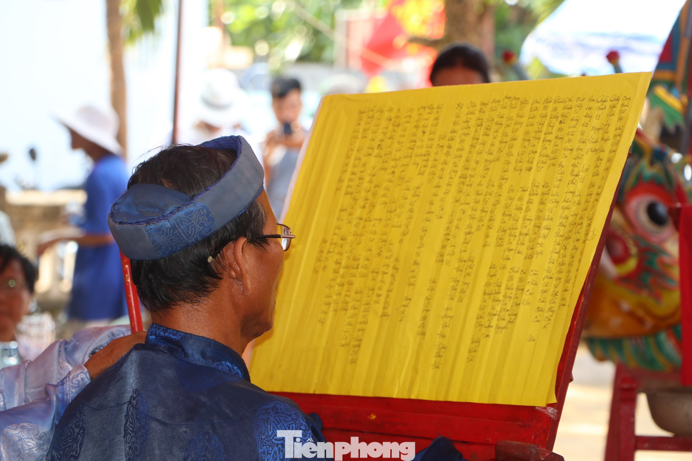 Nghi thức tế lễ trước bài vị các hùng binh Hoàng Sa. Ảnh: Nguyễn Ngọc.