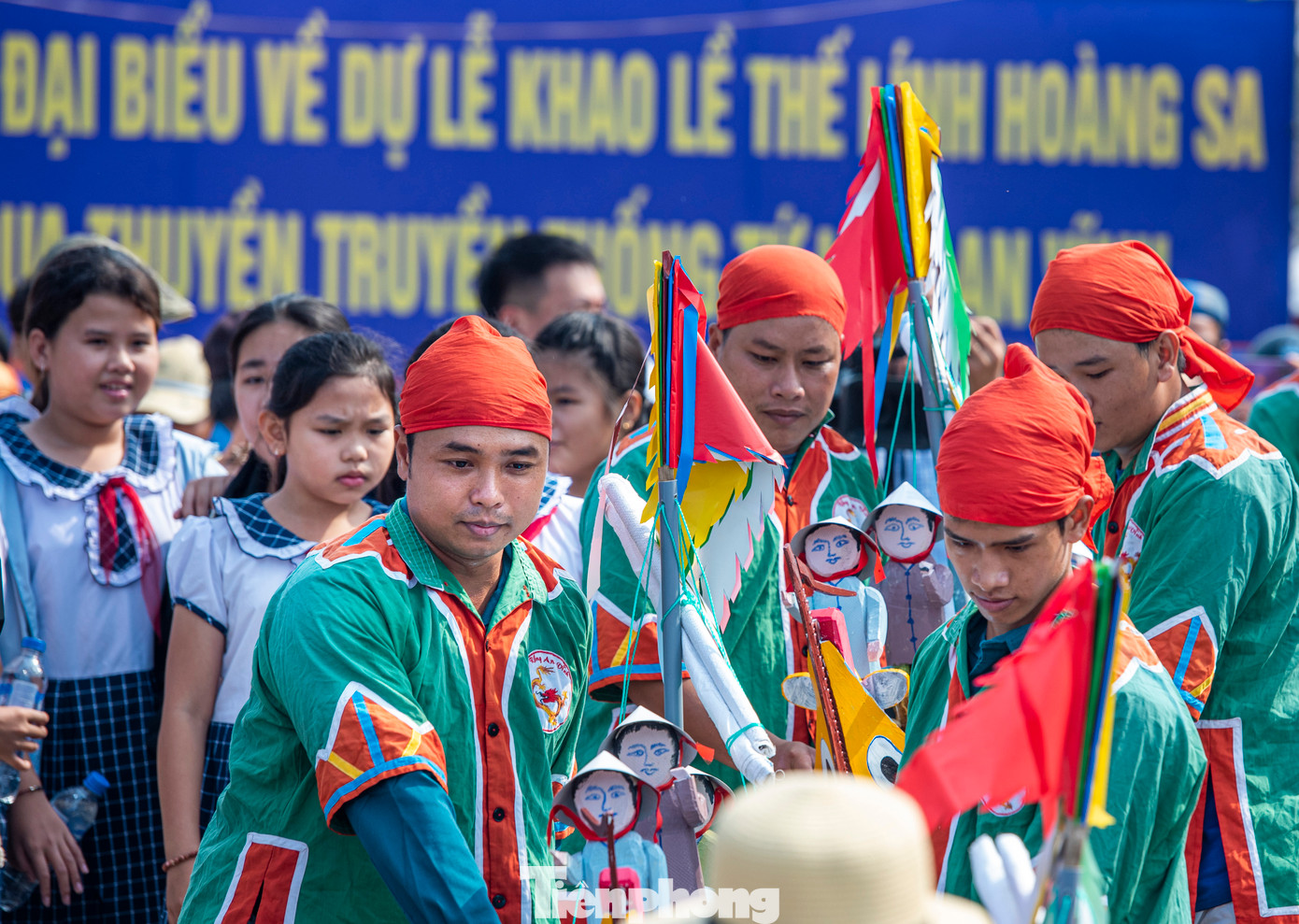 Nghi thức rước và thả thuyền câu ra biển.