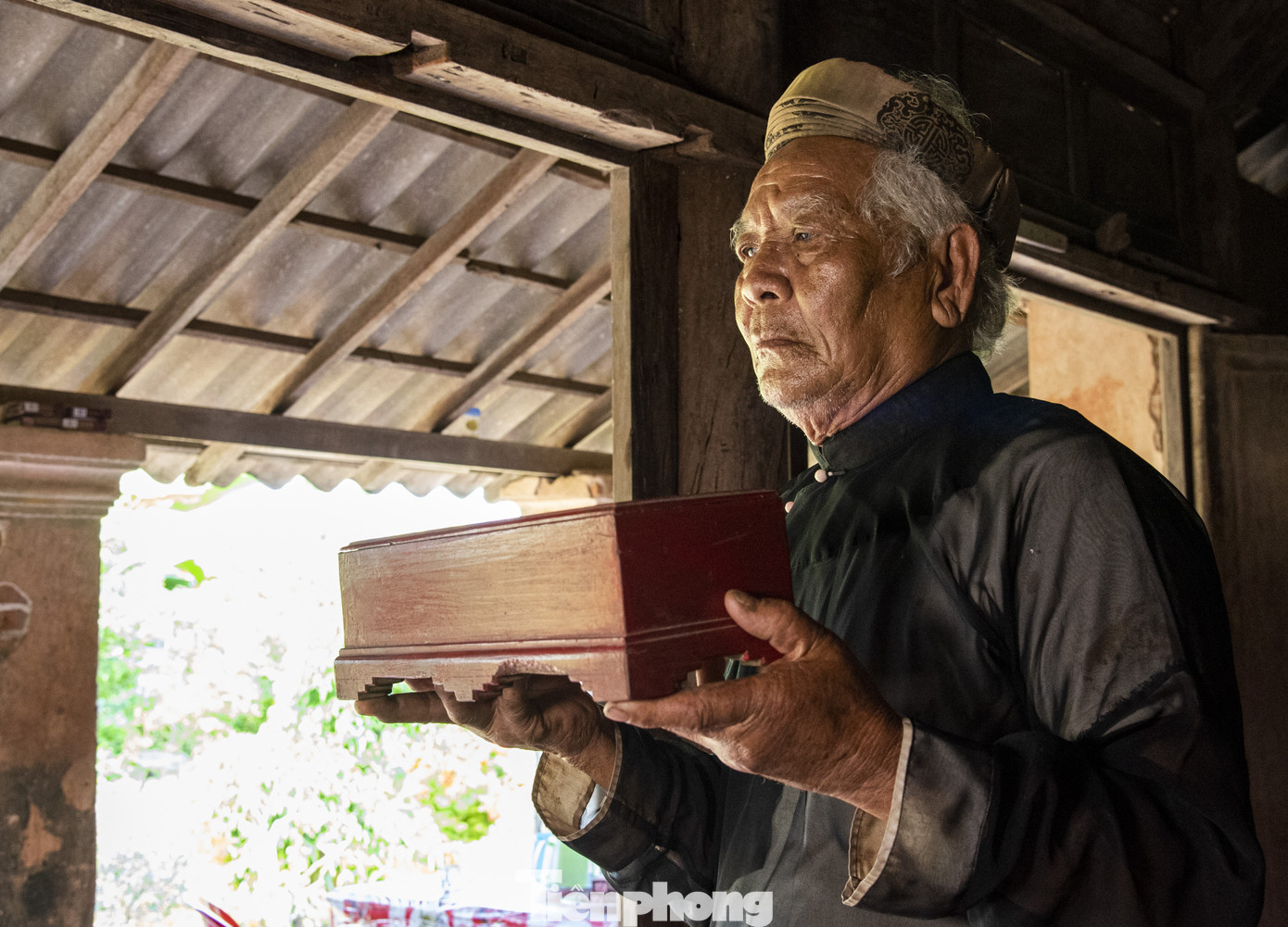 Những cây đại thụ ở đảo Lý Sơn một thời giờ đã được viết vào gia phả, đặt trong các hộp gỗ của dòng tộc. Trong ảnh: Cụ Phạm Đoàn với phổ hệ có ghi tên gia đình Chánh Đội trưởng thủy quân Hoàng Sa – Phạm Hữu Nhật. Ảnh: Văn Chương.
