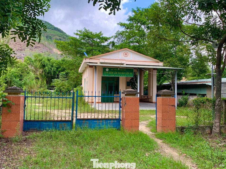 Cụm kiểm lâm địa bàn liên xã (thuộc Hạt Kiểm lâm thị xã Đức Phổ) “cửa đóng then cài”. Ảnh: Nguyễn Ngọc