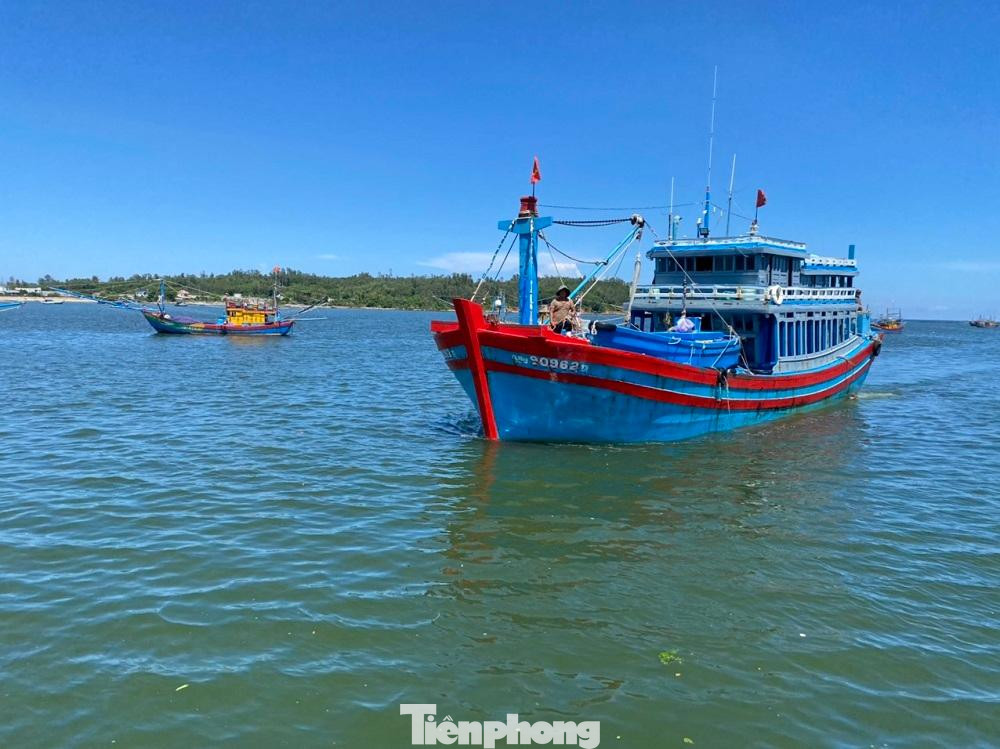 Tàu cá QNg 90962 TS gặp nạn