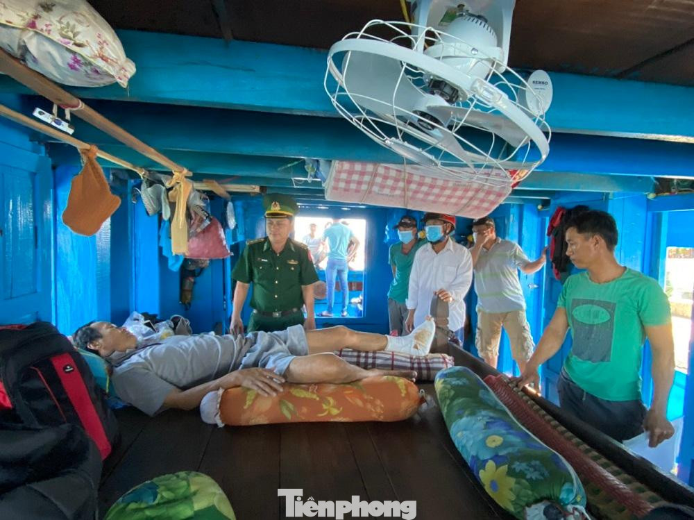 BĐBP tỉnh Quảng Ngãi thăm hỏi ngư dân Quân và xác minh sự việc.
