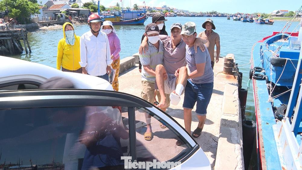 Thuyền viên Võ Minh Quân được đưa đến bệnh viện tiếp tục chữa trị vết thương.