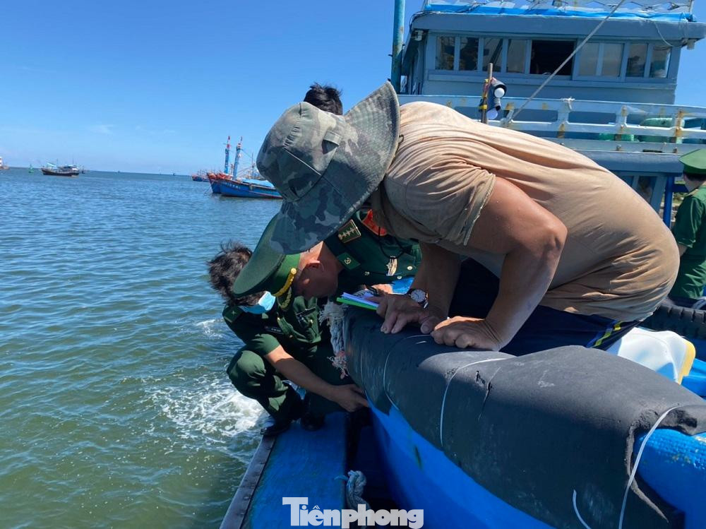 Lực lượng chức năng đang khám nghiệm tàu cá QNg 90962 TS.