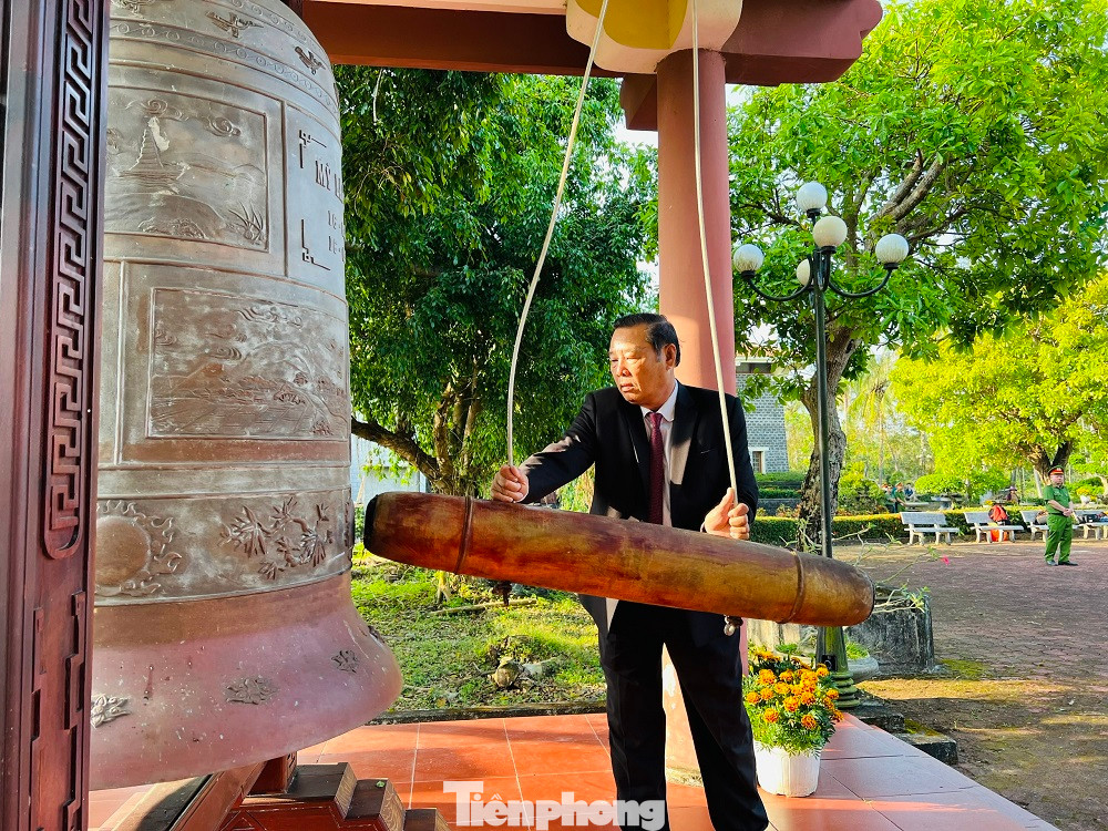 Tháp chuông này có tên Hòa Bình và nghi thức đánh chuông 5 hồi và 4 tiếng chuông gợi nhớ 504 thường dân vô tội bị sát hại. Tháp chuông này có tên Hòa Bình và nghi thức đánh chuông 5 hồi và 4 tiếng chuông gợi nhớ 504 thường dân vô tội bị sát hại.