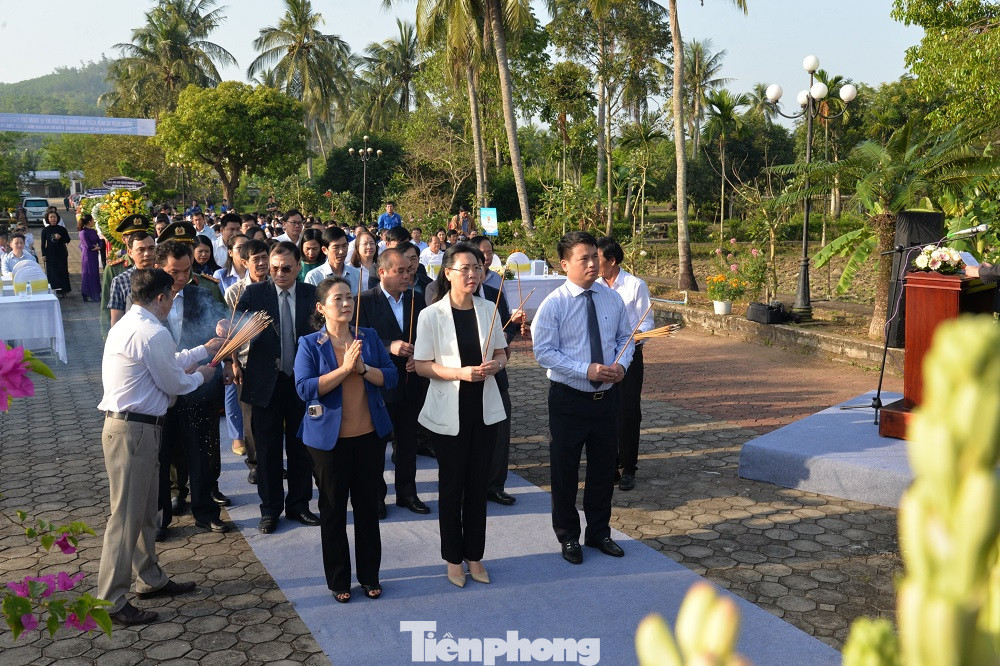 Lãnh đạo tỉnh Quảng Ngãi dâng hương tưởng niệm. Lãnh đạo tỉnh Quảng Ngãi dâng hương tưởng niệm.