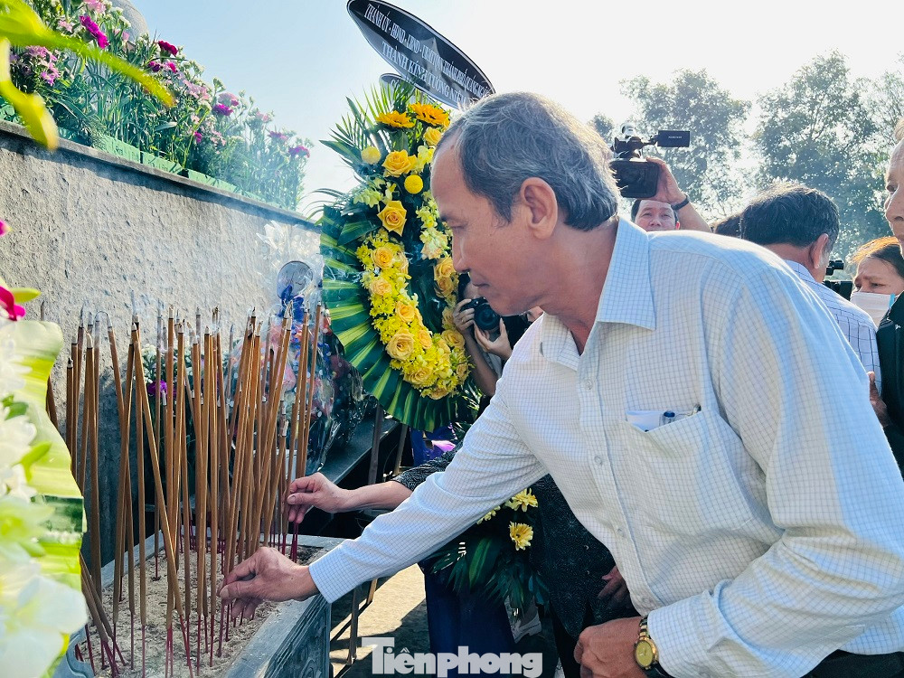 Thân nhân các gia đình tưởng niệm người thân đã ra đi trong vụ thảm sát. Thân nhân các gia đình tưởng niệm người thân đã ra đi trong vụ thảm sát.