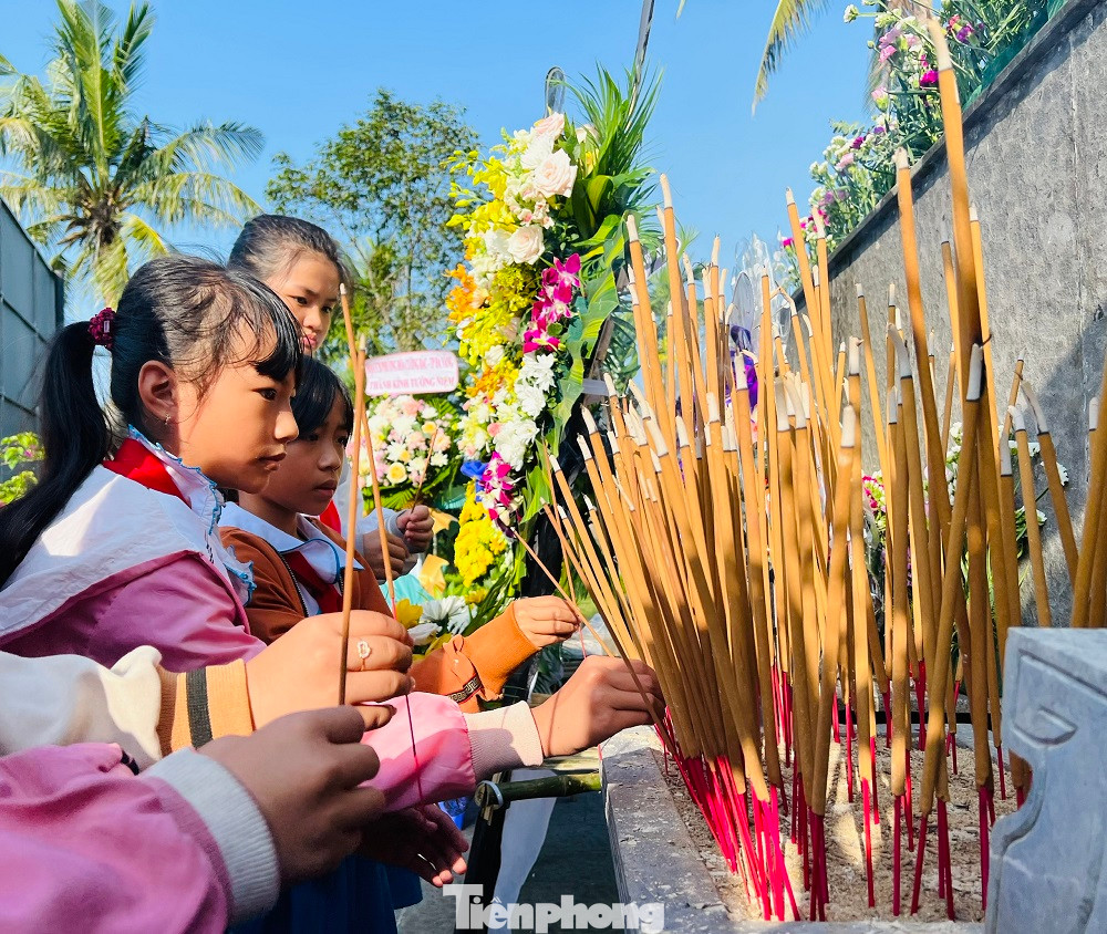 Các em học sinh thắp hương tưởng niệm thảm sát Sơn Mỹ. Các em học sinh thắp hương tưởng niệm thảm sát Sơn Mỹ.