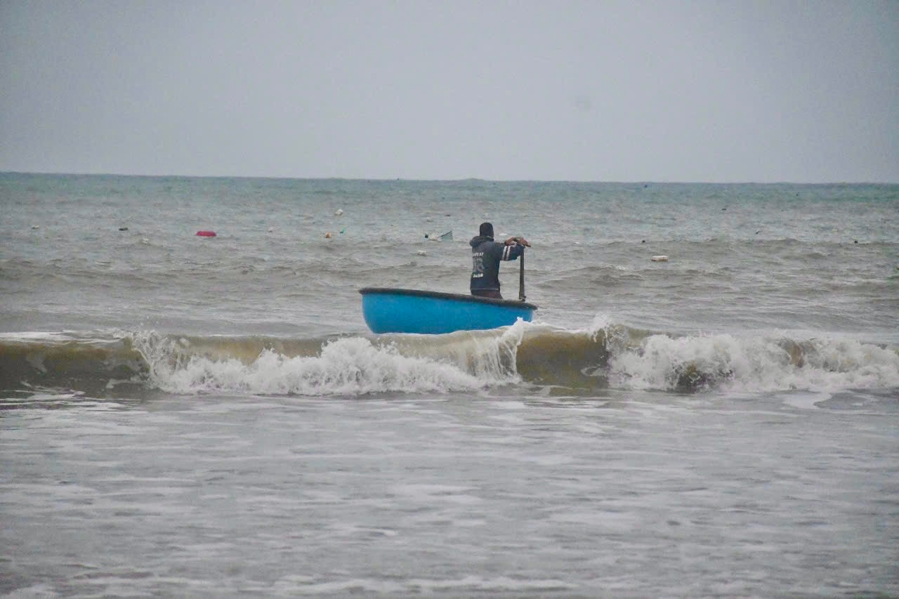 Dù thời tiết mưa lạnh kéo dài gây không ít khó khăn cho công việc đánh bắt nhưng bù lại, số lượng tôm đánh bắt được nhiều, điều này giúp ngư dân có khoản thu nhập lớn. Ảnh: Nguyễn Ngọc