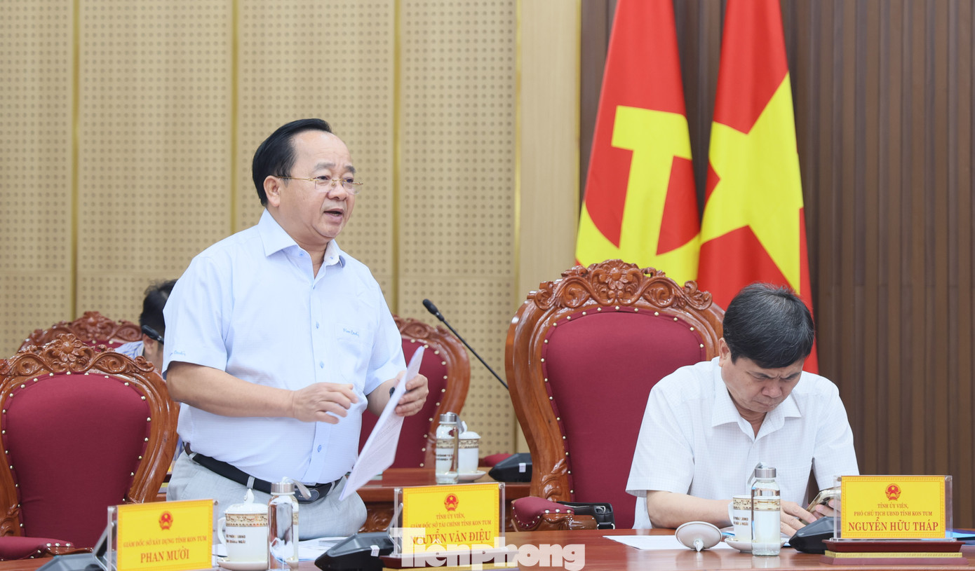 Lãnh đạo Sở Tài chính tỉnh Kon Tum báo cáo tại cuộc họp.