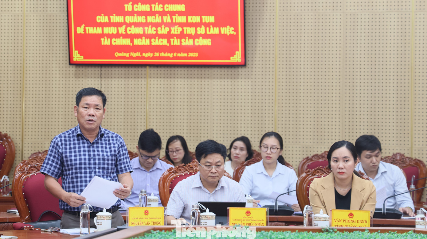 Lãnh đạo Sở Tài chính tỉnh Quảng Ngãi báo cáo tại cuộc họp.