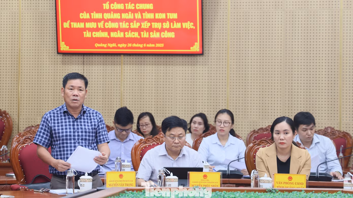 Lãnh đạo Sở Tài chính tỉnh Quảng Ngãi báo cáo tại cuộc họp.