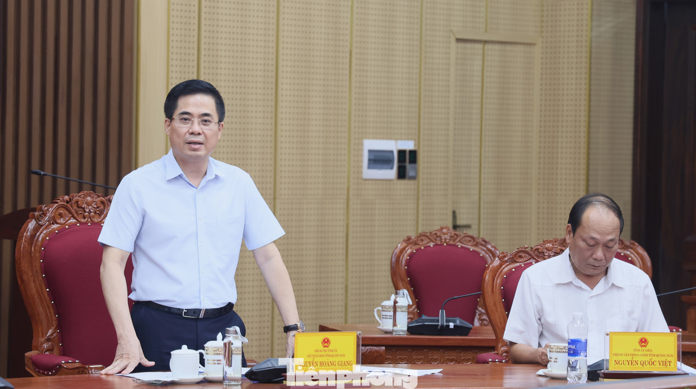 Chủ tịch UBND tỉnh Quảng Ngãi Nguyễn Hoàng Giang phát biểu tại cuộc họp.