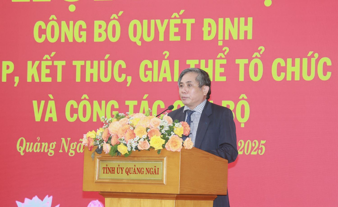 Trưởng ban Tổ chức Tỉnh ủy Quảng Ngãi Lữ Ngọc Bình công bố các Quyết định của Ban Thường vụ Tỉnh ủy.