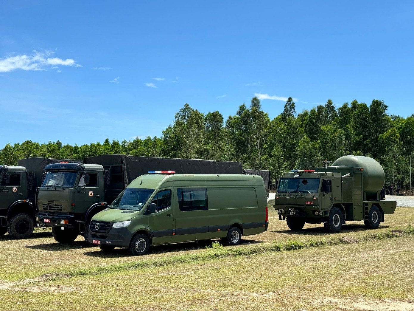 Nhiều xe chuyên dụng của Quân đội làm nhiệm vụ tại khu vực an táng nguyên Chủ tịch nước Trần Đức Lương. Nhiều xe chuyên dụng của Quân đội làm nhiệm vụ tại khu vực an táng nguyên Chủ tịch nước Trần Đức Lương.