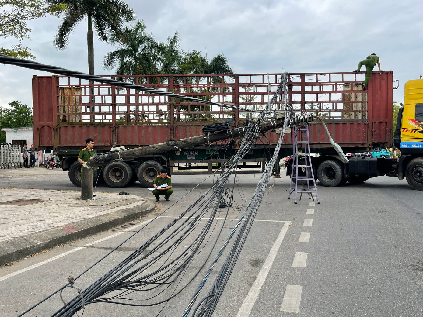 Xe tải đi vào đường cấm làm gãy 4 trụ điện, 1 trụ bị nghiêng.